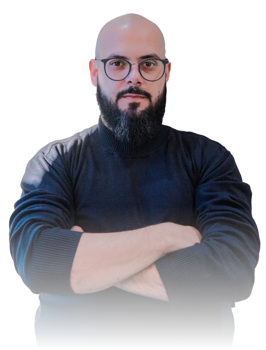 Murilo Saez de braços cruzados, de óculos e blusa escura